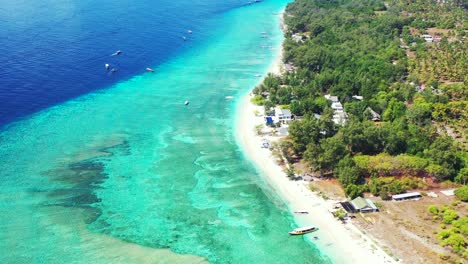 Hermosa-Textura-Marina-De-Aguas-Turquesas-Poco-Profundas-Sobre-Arrecifes-De-Coral-Y-Fondos-Marinos-Rocosos,-Playa-Blanca-Y-Exótica-De-Isla-Tropical-En-Indonesia