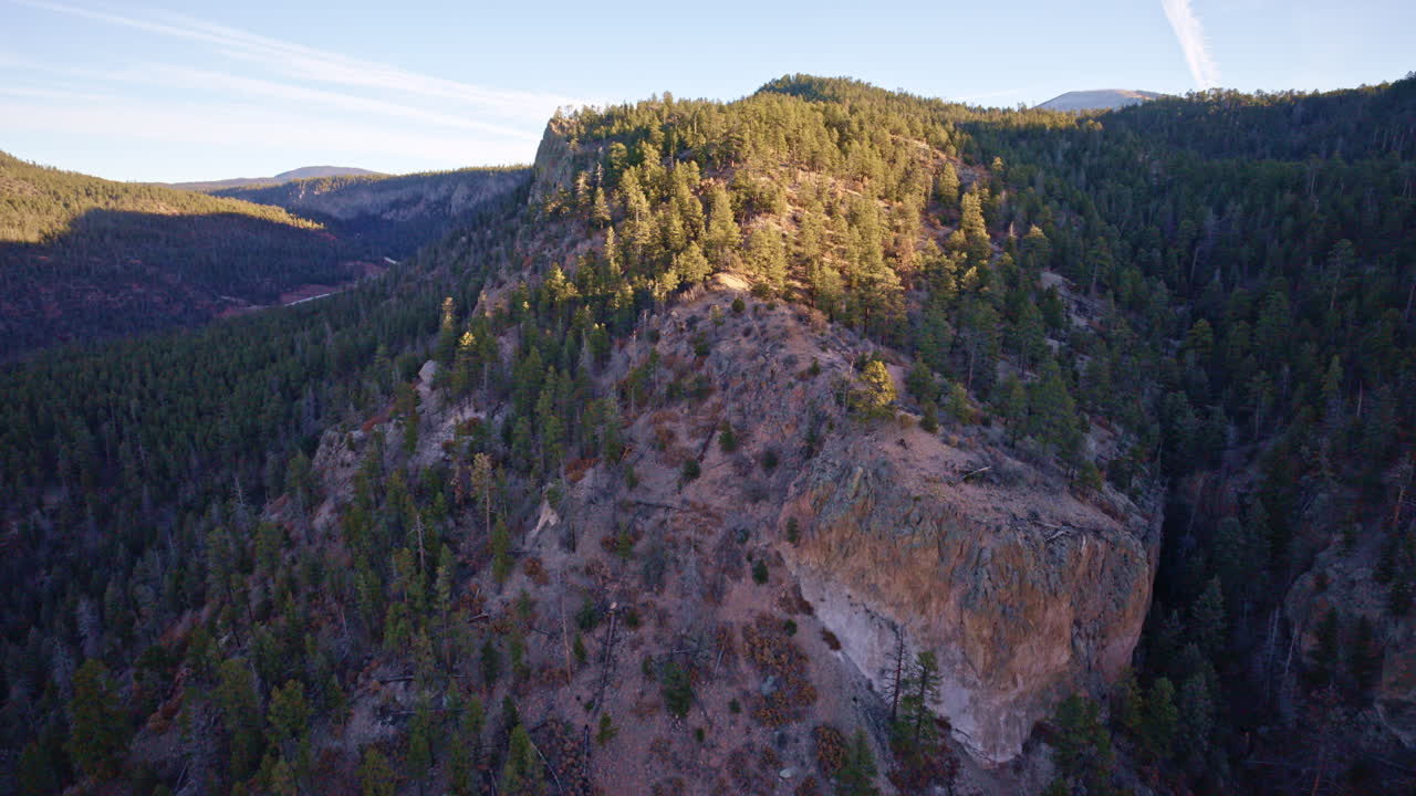 Ripresa aerea con drone della drammatica geologia del canyon vicino a Los Alamos, Nuovo Messico.