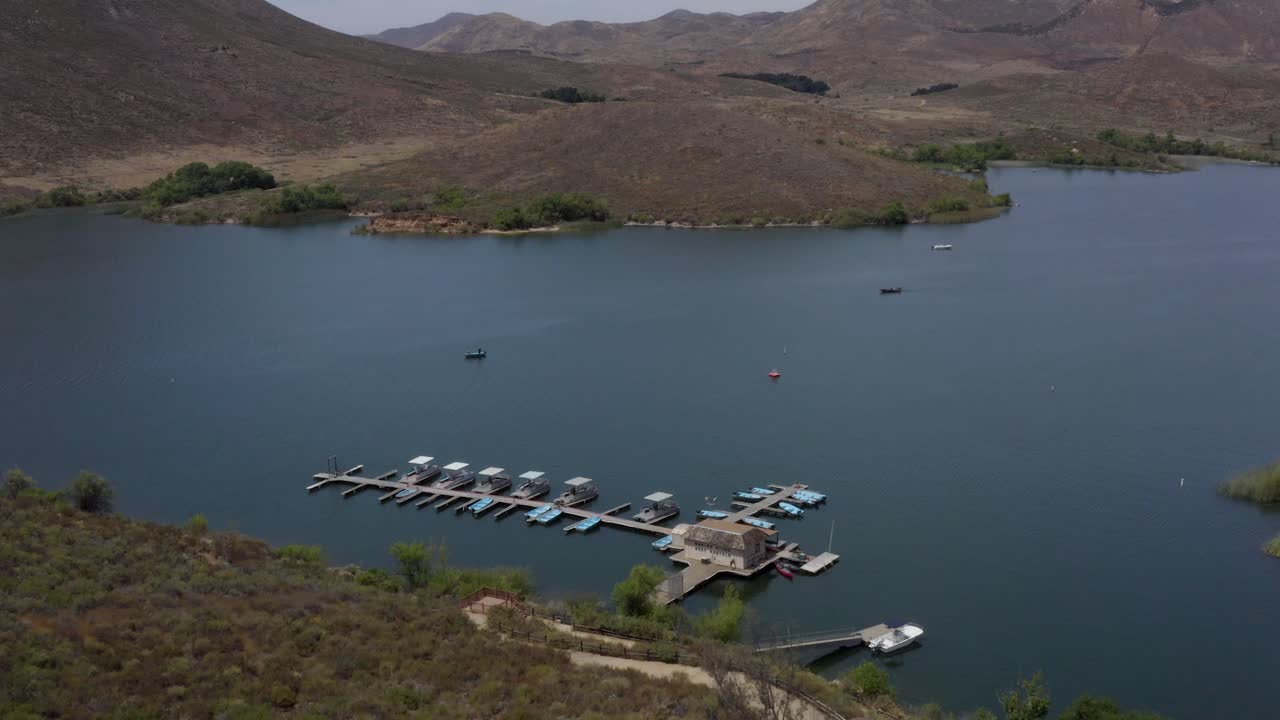 아름다운 공중 드론 샷, 레이크 스키너 - 테메큘라 - 리버사이드 카운티 - 캘리포니아