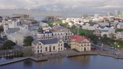 Traditional-Iceland-buildings-on-shore-of-lake-Tjörnin,-city-center-of-Reykjavik