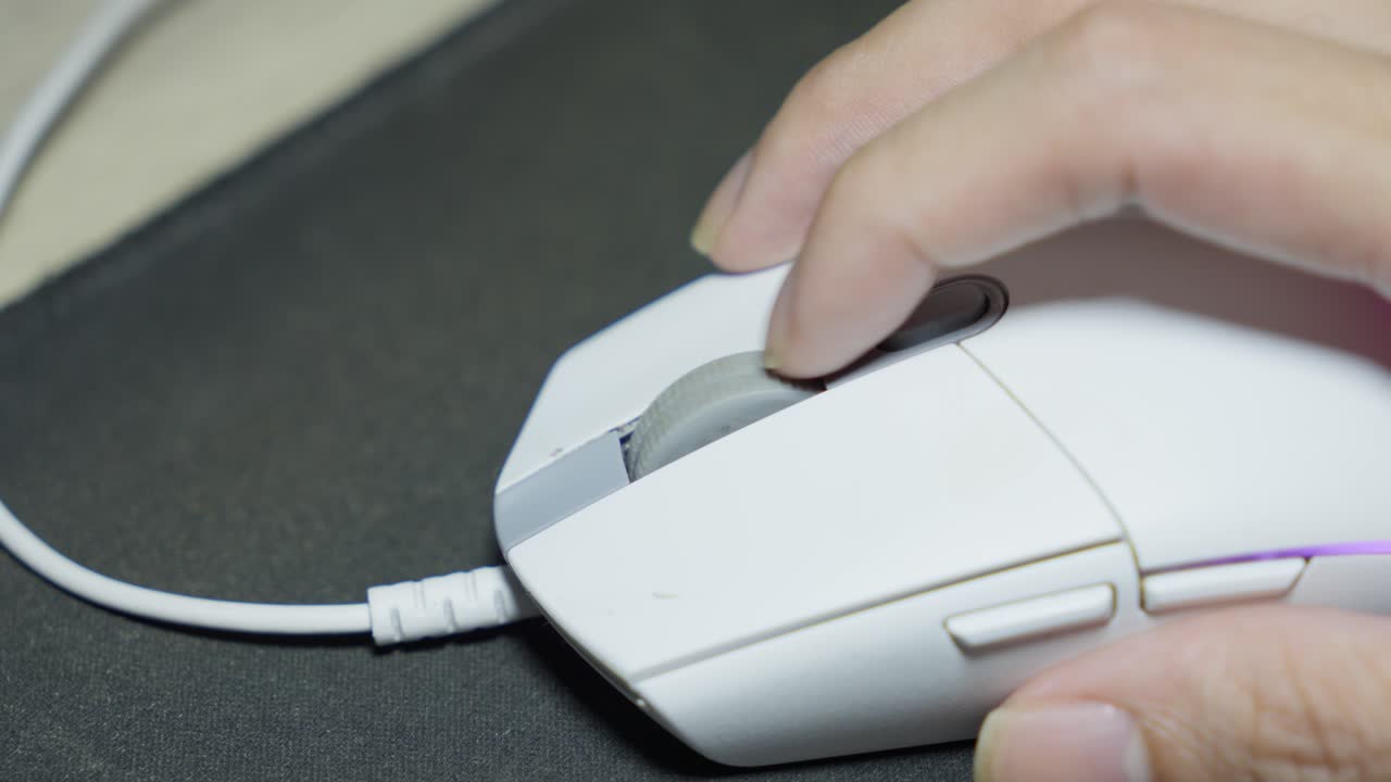 tecnología antigua, equipos informáticos con cable, funcionamiento del botón de la rueda del ratón