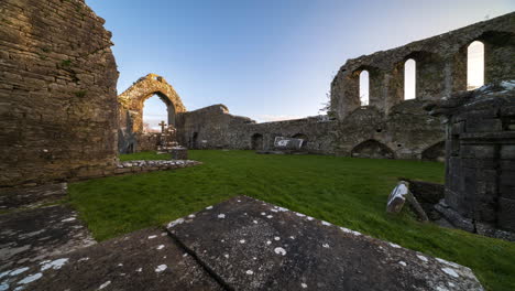 Zeitraffer-Der-Verlassenen-Historischen-Ruinen-Einer-Mittelalterlichen-Abtei-In-Der-Grafschaft-An-Einem-Sonnigen-Abend-Mit-Klarem-Himmel-In-Der-Grafschaft-Roscommon-In-Irland