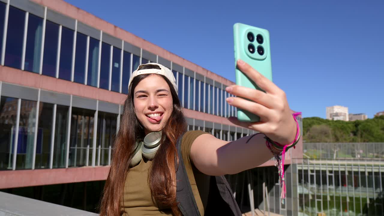 Jovem mulher feliz tirando uma selfie com smartphone no campus