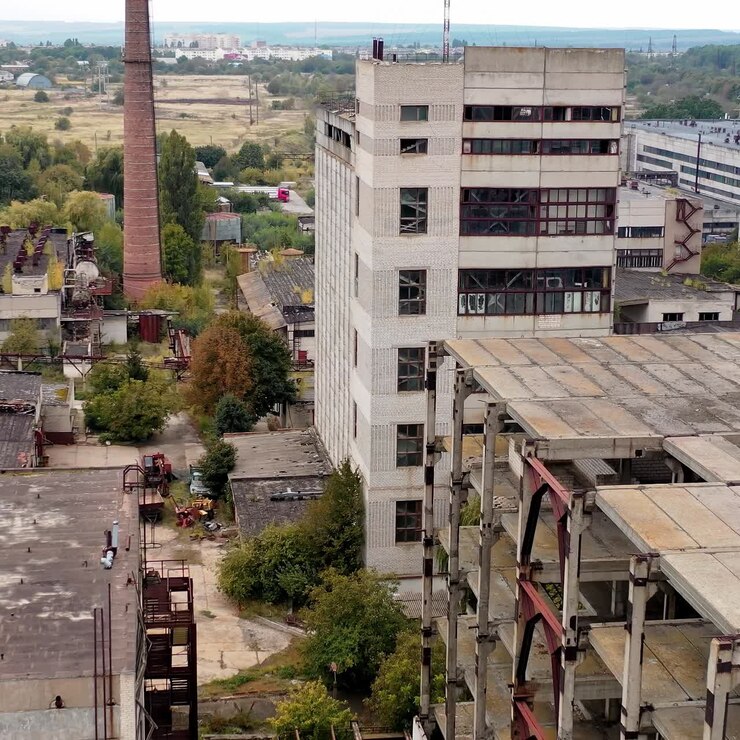 Fábrica destruída com edifícios vazios. Vista aérea de arquitetura destrutiva abandonada
