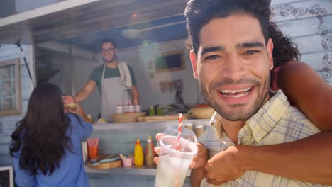hombre devolviendo el cerdo a la mujer