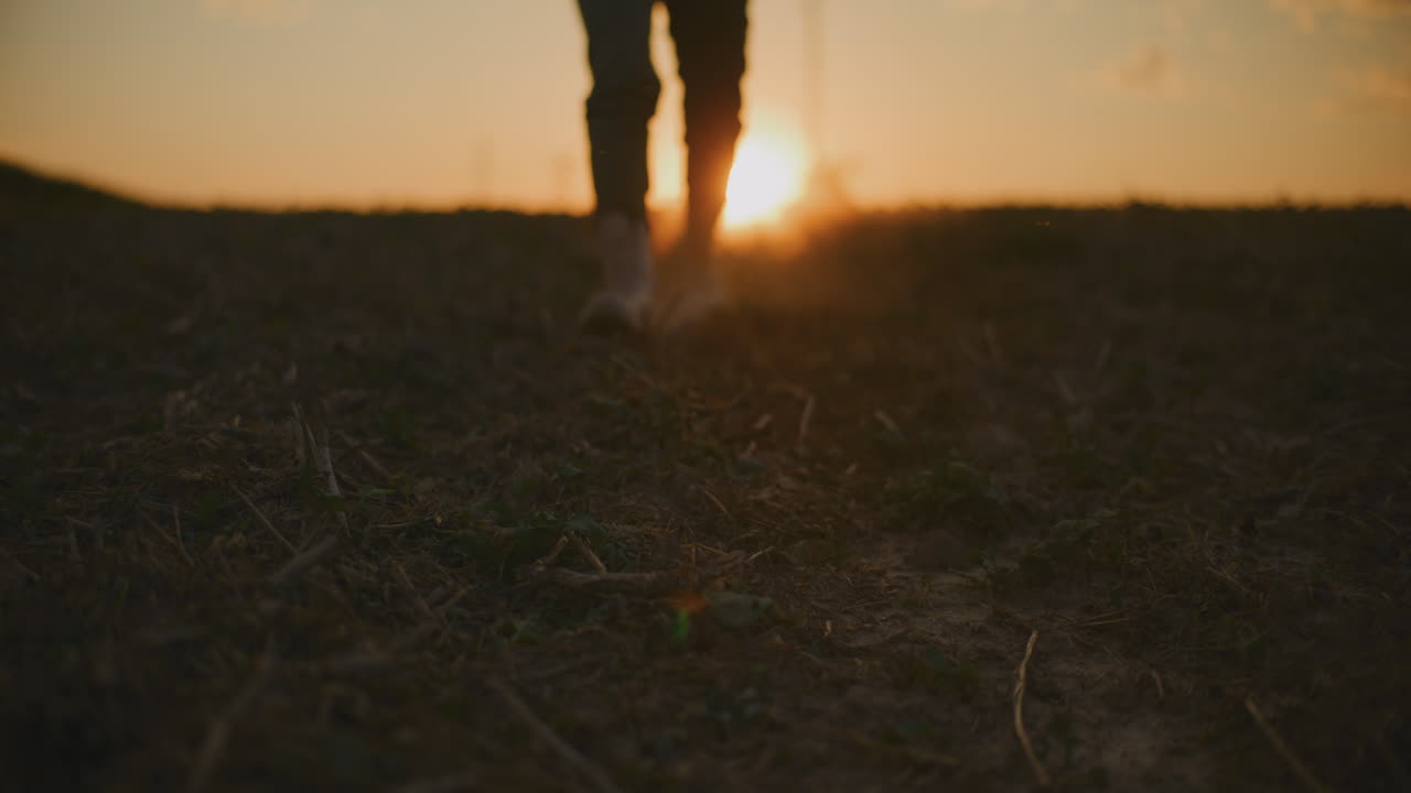 Caminando hacia la puesta de sol