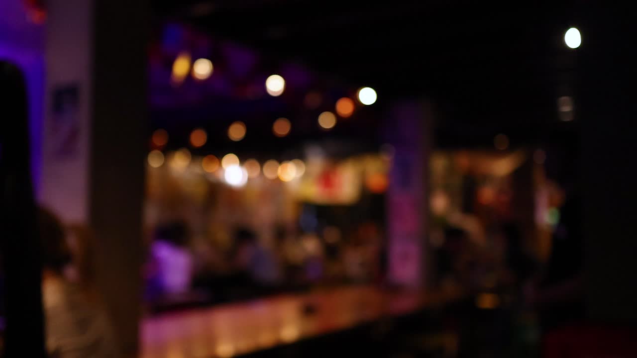 impostazione della barra sfocata con persone e luci