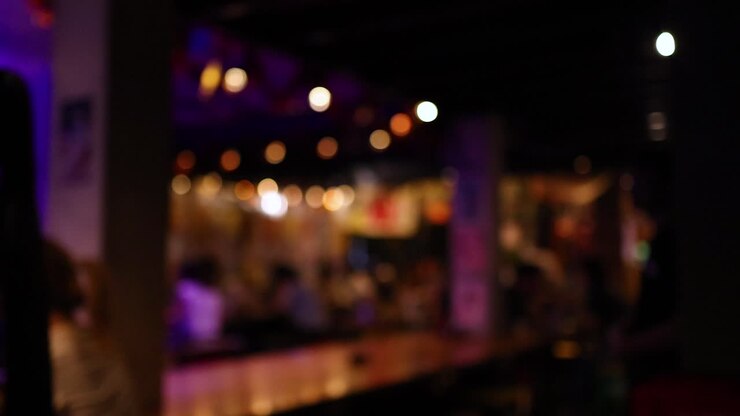 Ambiente di bar sfocato con persone e luci