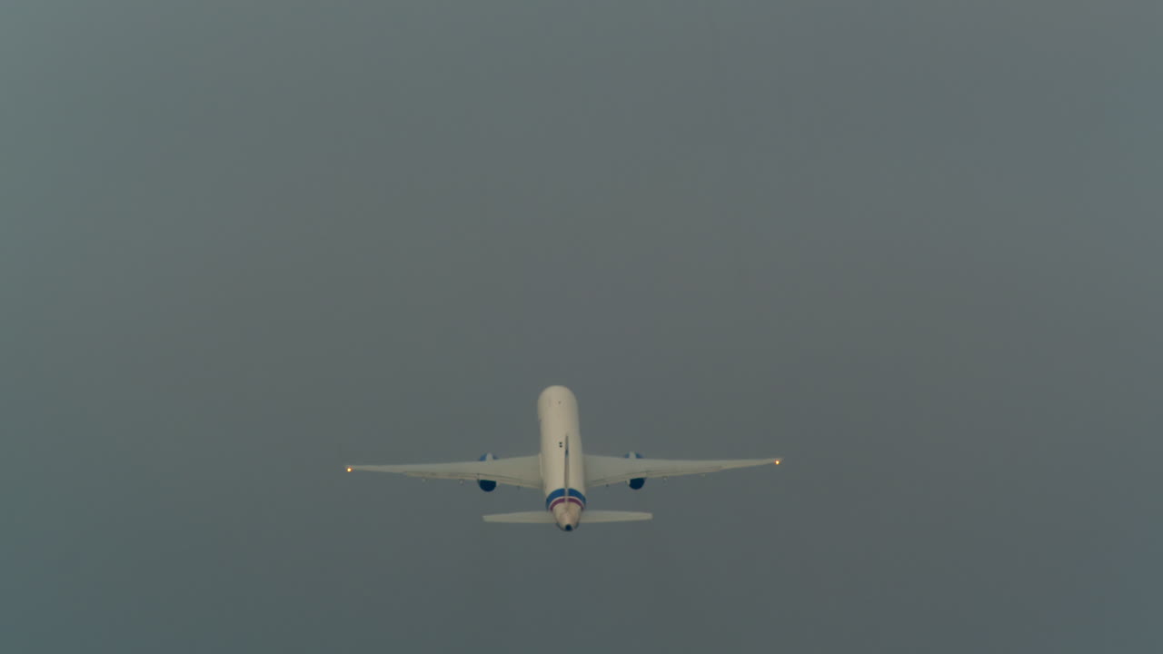 avión en el cielo nublado