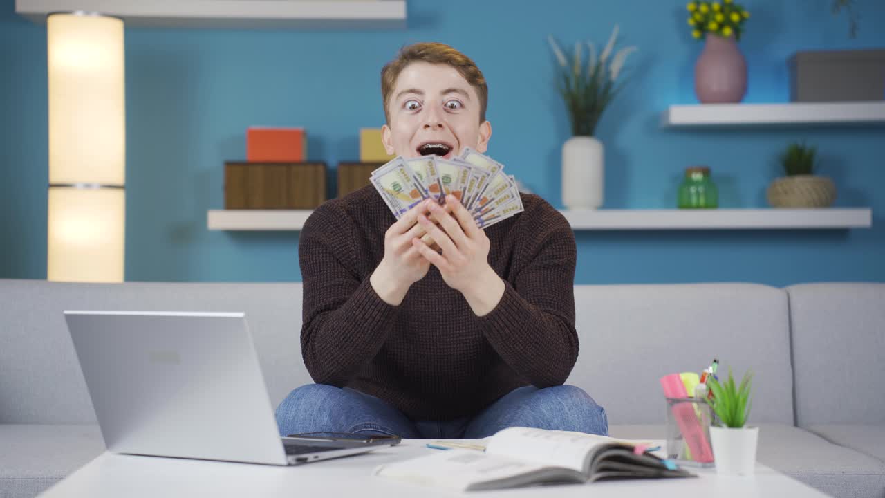 많은 돈을 가진 학생. 축적 된 주머니 돈.