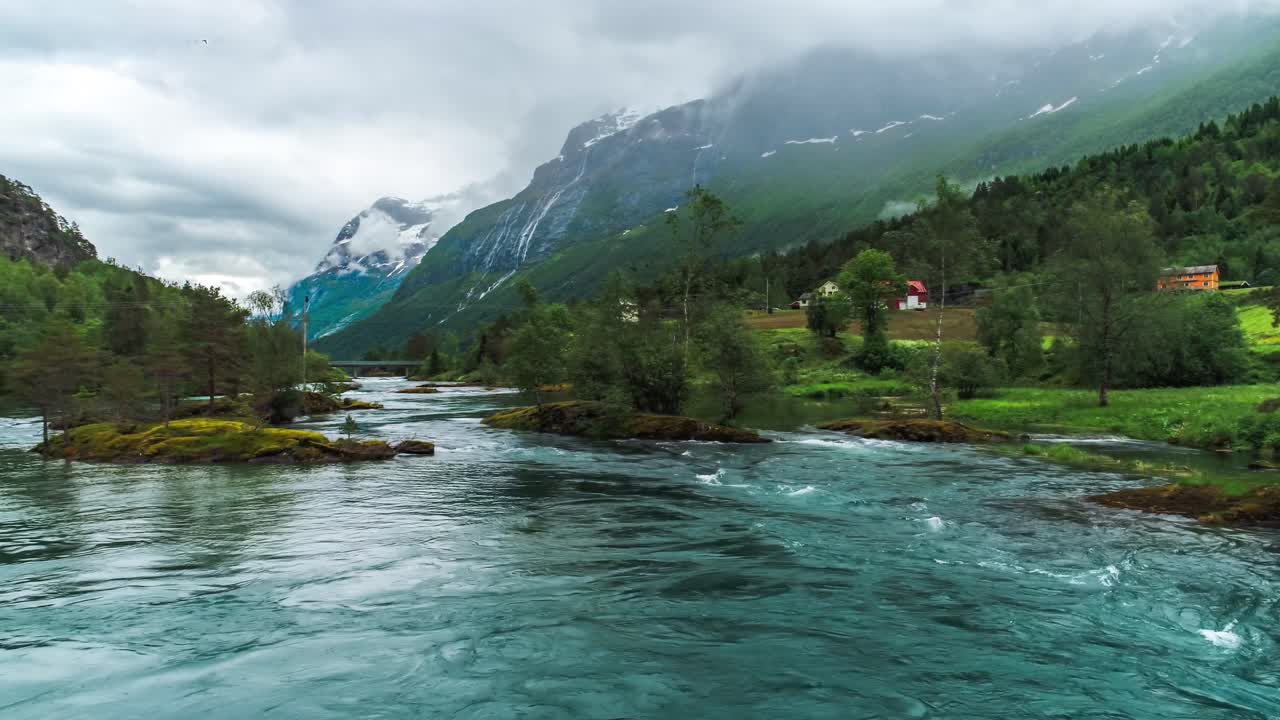 el lago lovatnet es una naturaleza hermosa de noruega.
