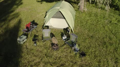 Toma-De-Drone-De-Un-Gran-Campamento-De-Tiendas-De-Campaña.