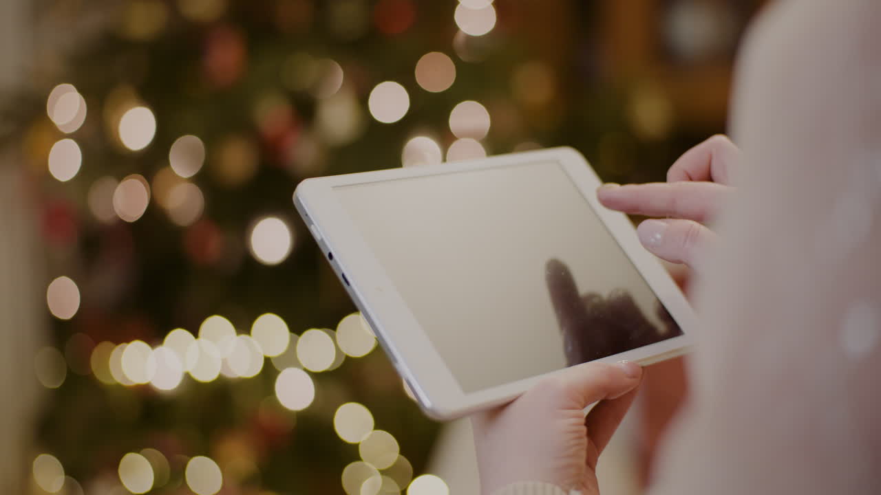 mujer que usa una tableta digital y compra en línea durante la navidad 10