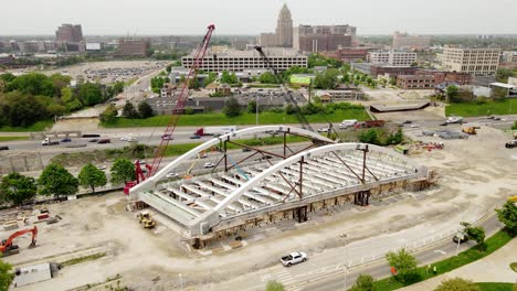 Construcción-Del-Puente-De-La-Segunda-Avenida-En-La-Ciudad-De-Detroit,-Vista-Aérea-De-La-órbita-De-Drones