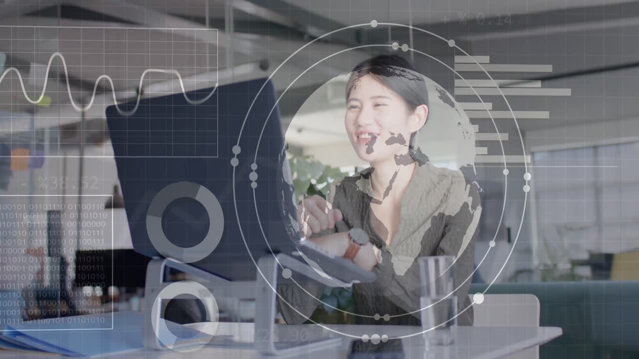 데이터 프로세싱의 애니메이션과 전 세계 행복한 아시아 사업가 여성이 노트북을 사용합니다.