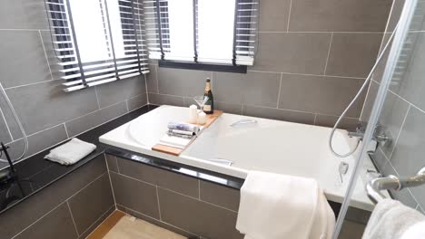 Baño-De-Azulejos-Gris-Elegancia-Con-Bañera