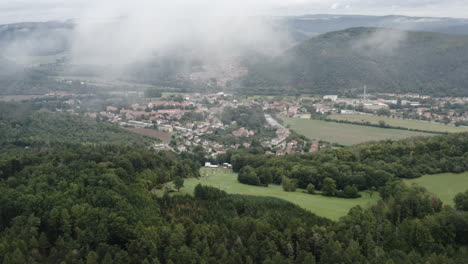 Toma-Aérea-Del-Paisaje-Montañoso-Alpino-Que-Rodea-Una-Pequeña-Ciudad-Rural-En-La-República-Checa