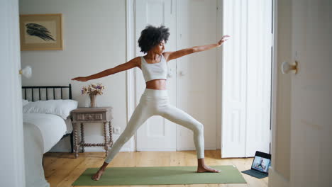 Rutina-De-Gimnasia-Matutina-Flexible-Para-Dama.-Mujer-De-Piel-Oscura-Haciendo-Ejercicio-Con-Alfombra-De-Goma