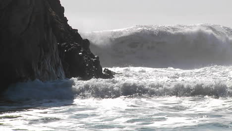 grandes olas rompen a lo largo de la costa de california