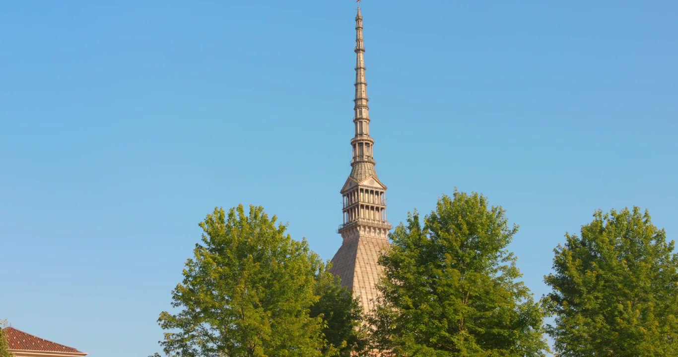 Guglia della Mole Antonelliana, sede del Museo Nazionale del Cinema a Torino, Italia. Inquadratura dal basso
