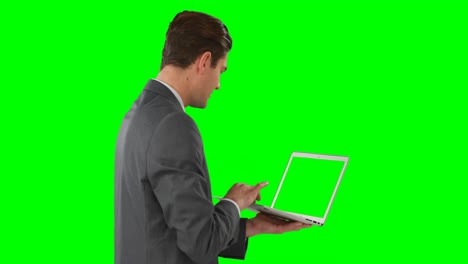 hombre de negocios usando una computadora portátil