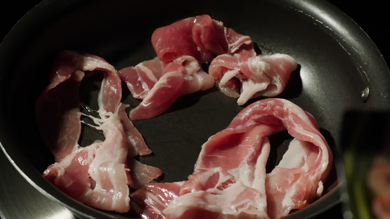 팬에 베이컨을 기