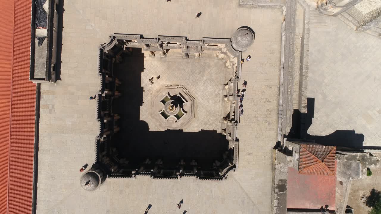 personas dentro del convento de cristo en tomar, portugal