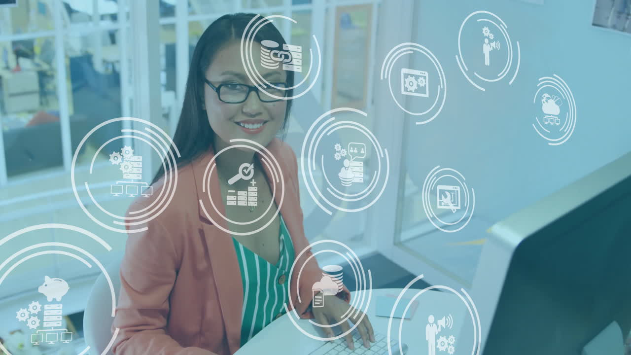 animación de icono en círculos sobre mujer asiática sonriente trabajando en la computadora en la oficina