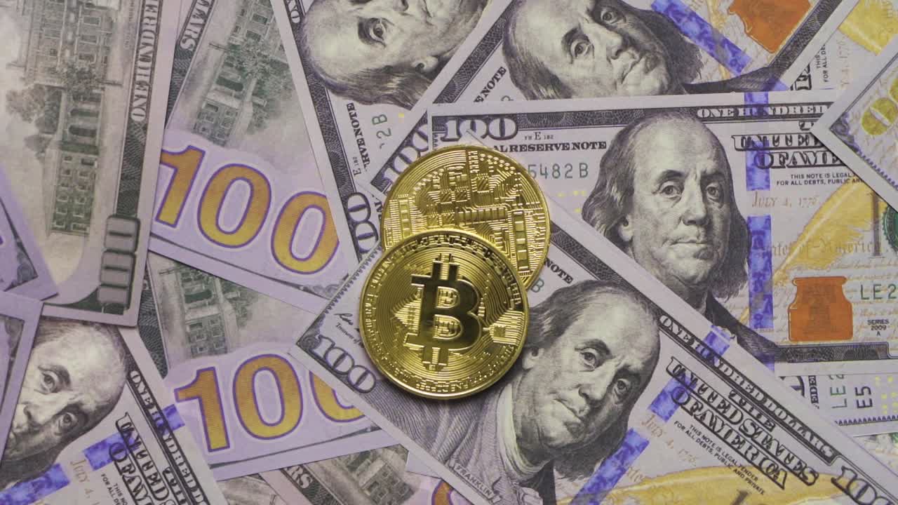 bitcoin y dólares estadounidenses en cámara lenta.