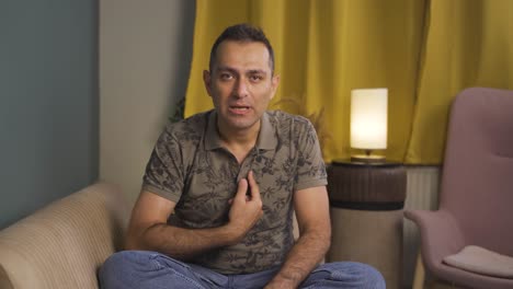 el hombre que está enojado con la cámara.