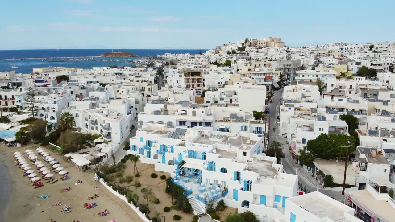 vista aérea de las casas de la ciudad de naxos y la costa en un hermoso día, imágenes de drones de la isla griega
