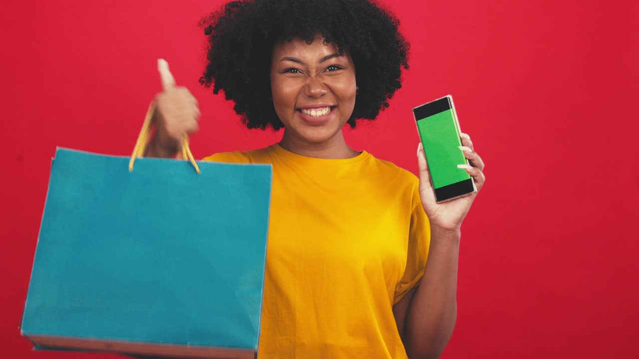 feliz mujer africana sonriente sosteniendo anillo de goma flamenco y disfrutando de sus vacaciones de verano.joven mujer afroamericana aislada en fondo rojo de color en vacaciones con viajes.