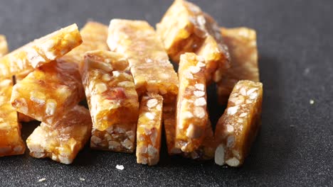 Caramelo dulce de maní en la mesa