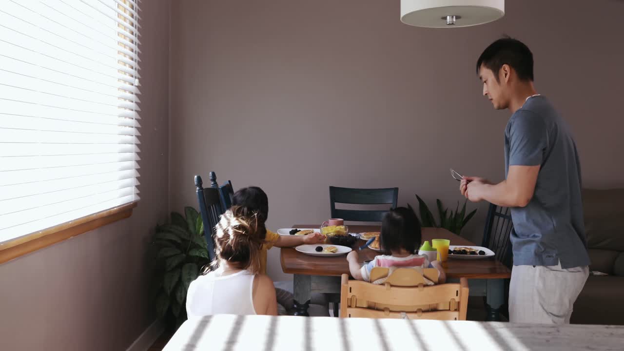 집 에서 함께 휴식 을 즐기는 가족