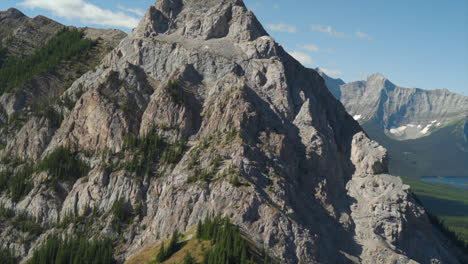 Un-Emocionante-Recorrido-En-Helicóptero-Por-Las-Montañas-Rocosas-Canadienses,-Impresionantes-Vistas-Aéreas-De-Picos-Nevados,-Glaciares,-Ríos-Y-Bosques