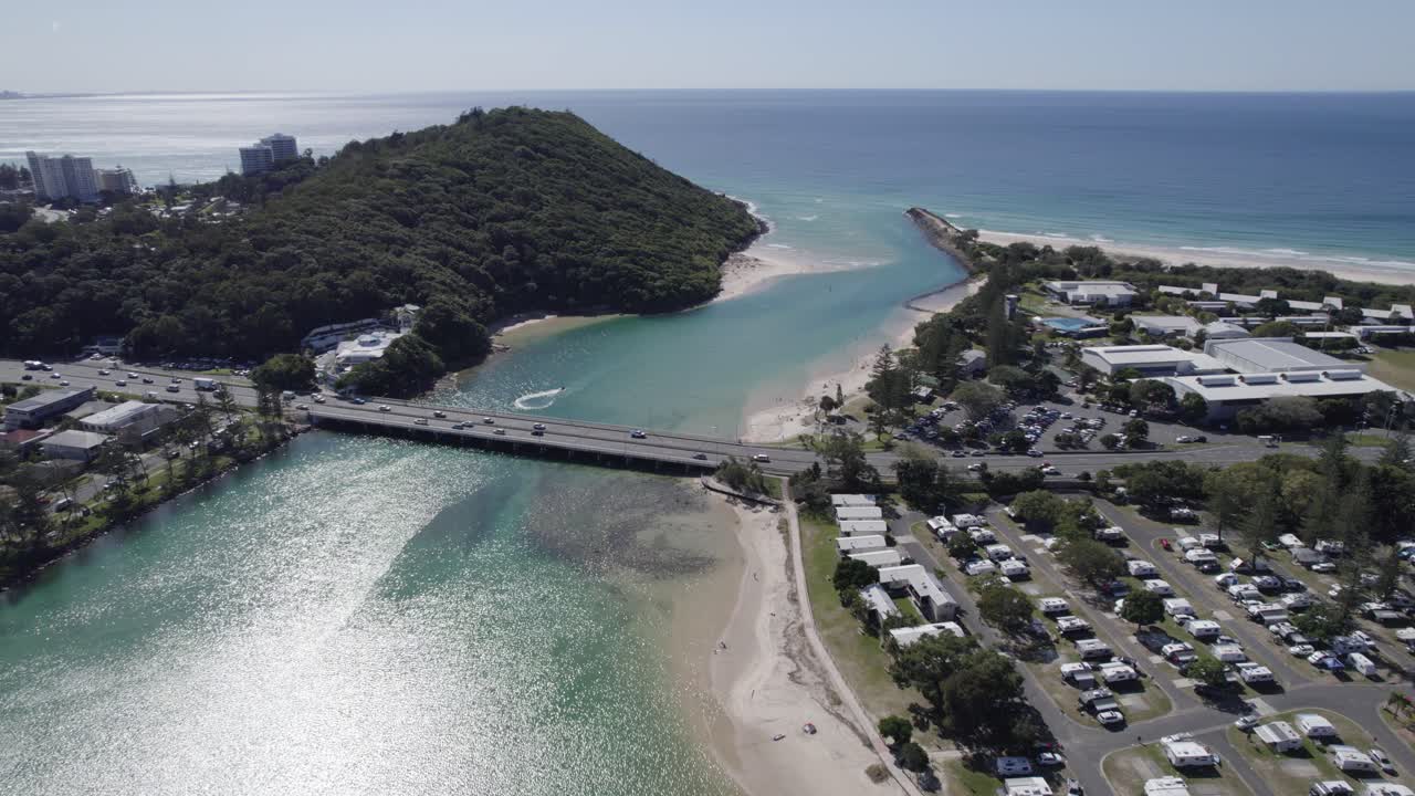 호주 퀸즐랜드의 다리에서 교통량이 많은 tallebudgera creek의 반짝이는 물