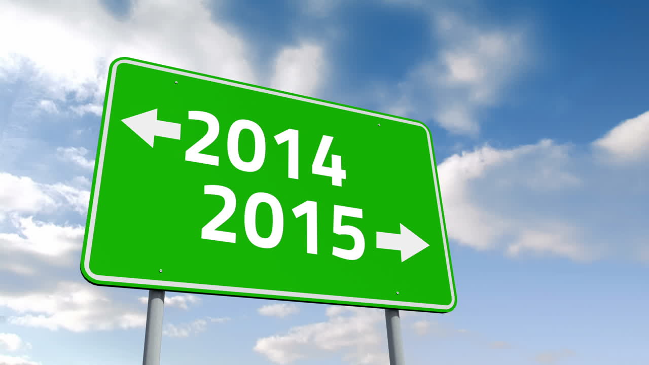 señal de tráfico de 2014 y 2015 sobre un cielo nublado