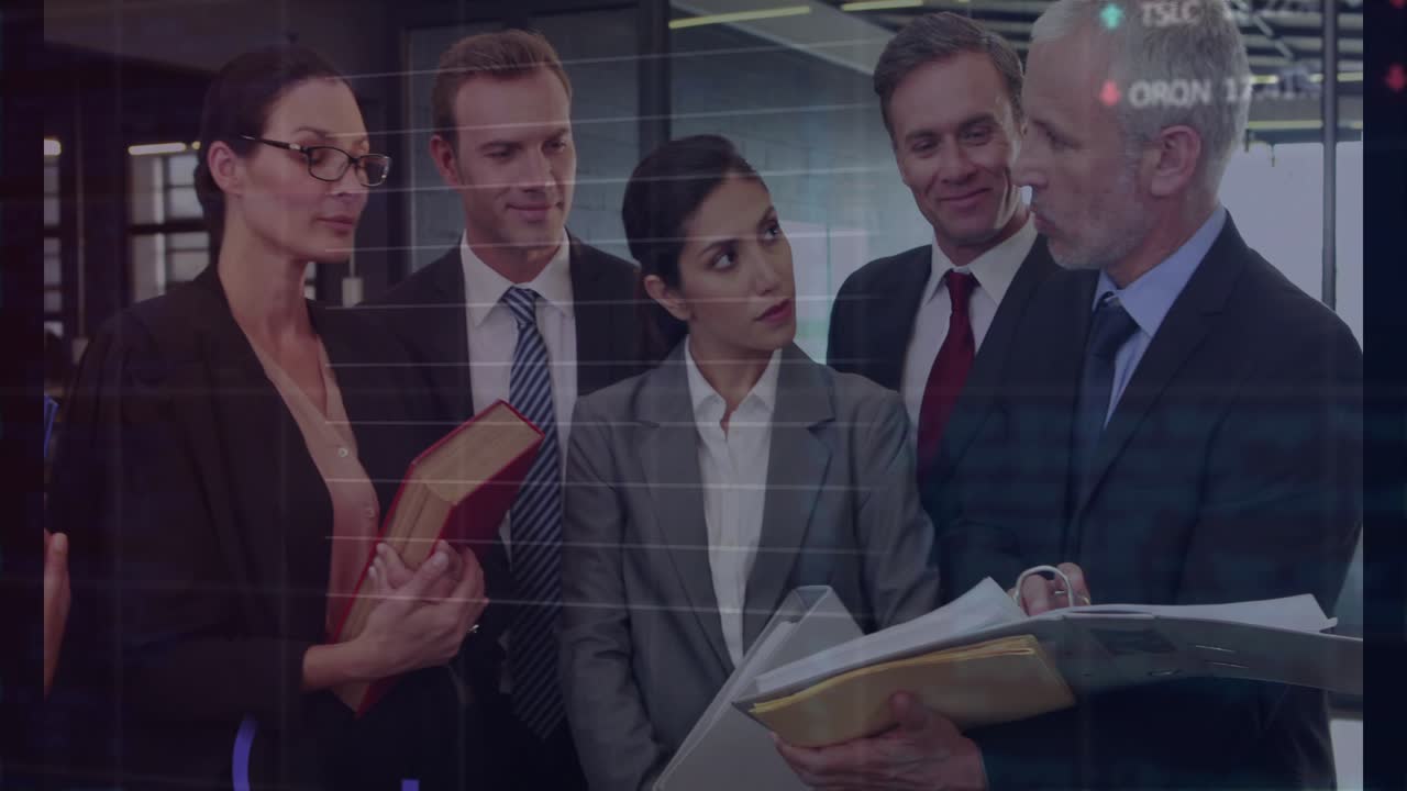 Presentator bladert door mappagina's, zakelijk team beoordeelt op kantoor, overlay verschijnt voor besluitvorming.