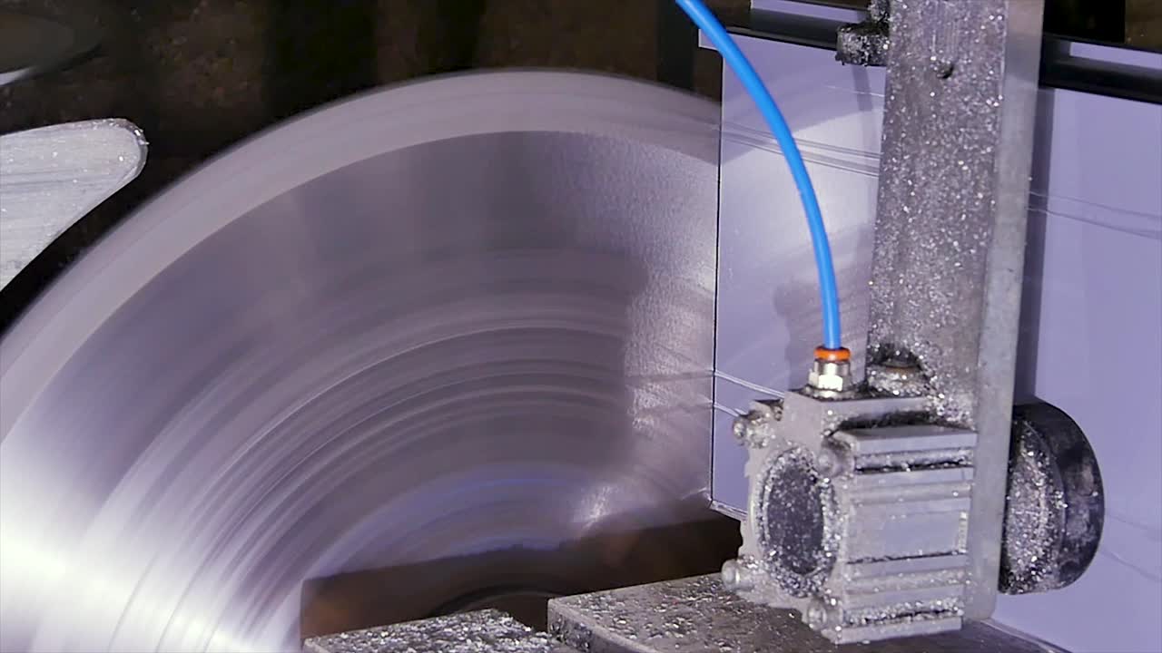 원형 도자기로 금속을 절단하는 과정