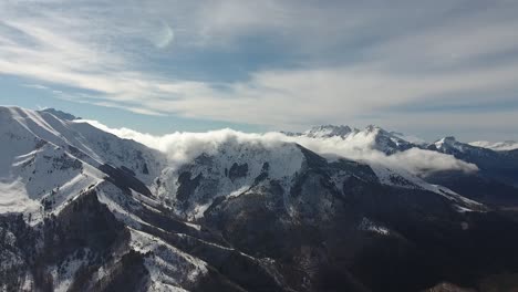 el lapso de tiempo aéreo de las nubes desapareciendo en las montañas nevadas. día soleado en francia