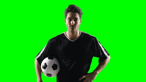 Fußballspieler-Hält-Einen-Fußball-Vor-Grünem-Bildschirm