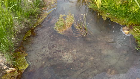 Vista-De-ángulo-Alto-Del-Canal-De-Agua