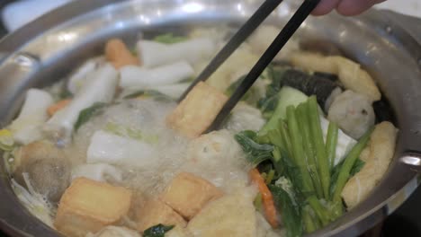 생선구이, 야채, 고기, 돼지고기 슬라이드로 가득한 태국 핫팟 스타일