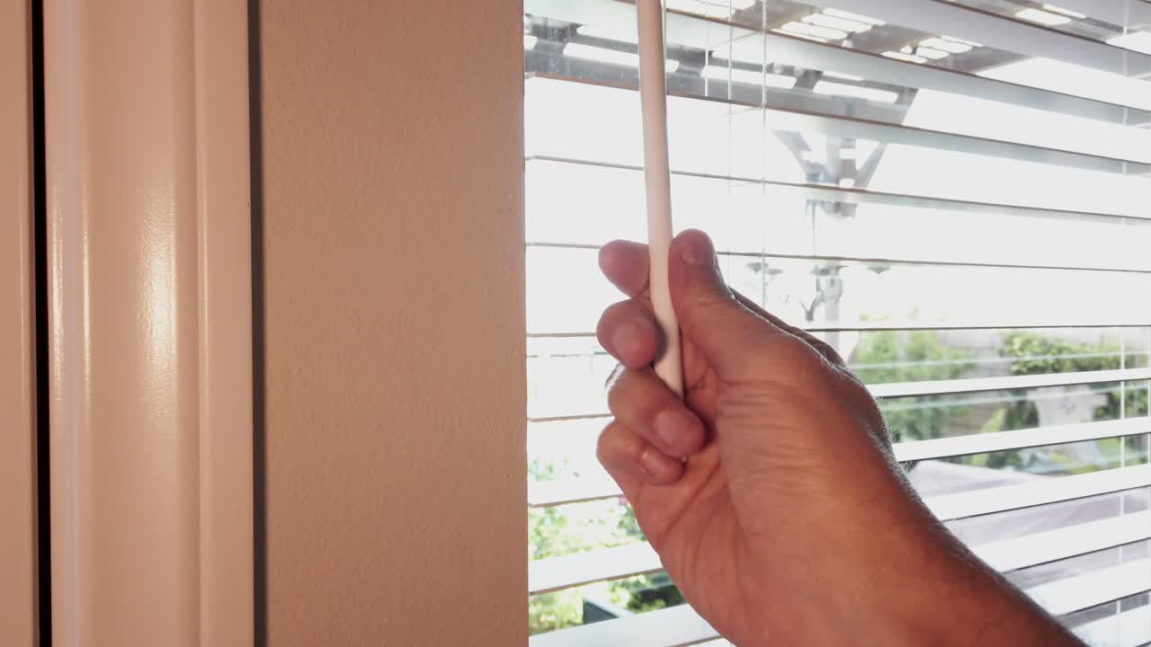 정적 샷, 아침에 블라인드를 여는 남자, 집으로 들어오는 햇빛, 화창한 아침, 로스 앤젤레스, 캘리포니아, 미국