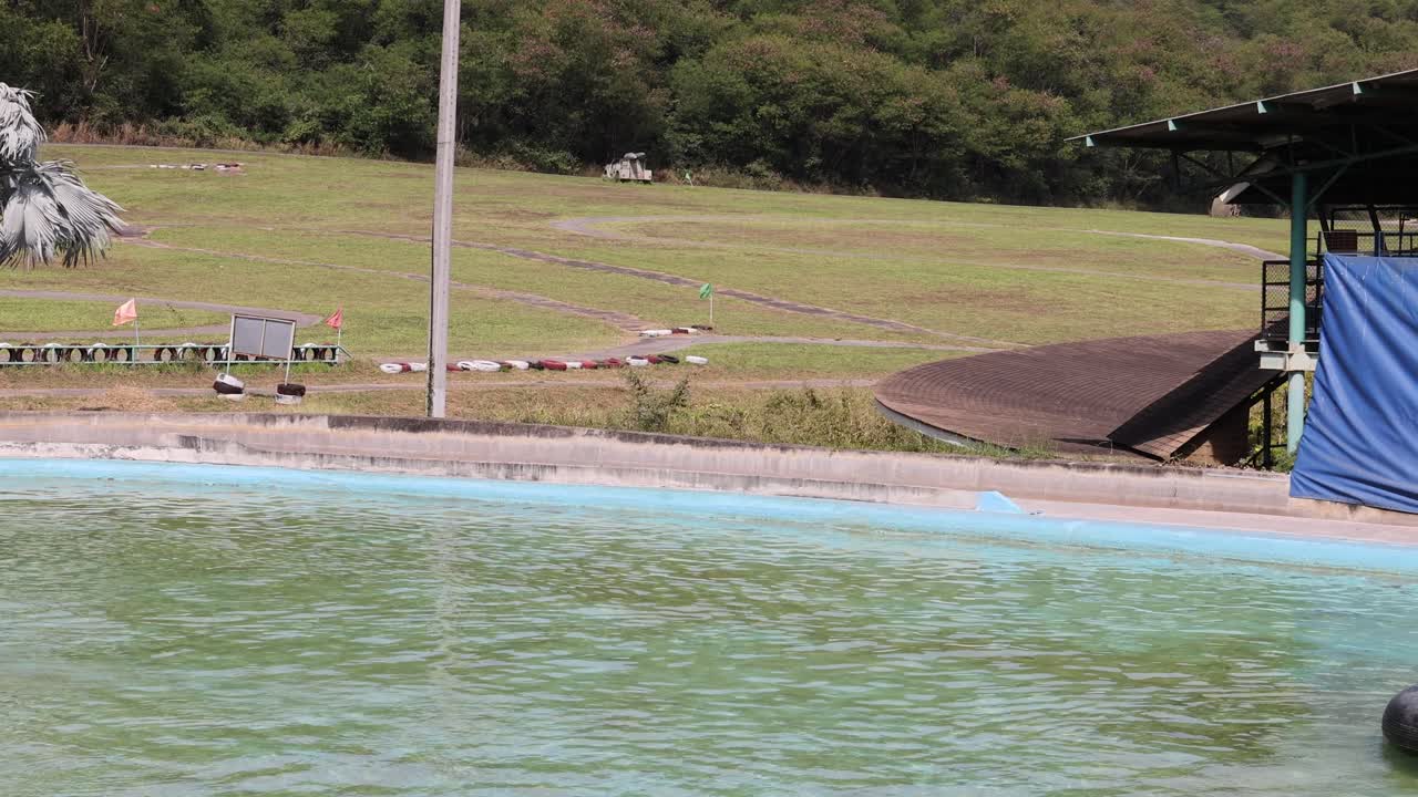 personas disfrutando de botes parachoques en un pintoresco parque al aire libre