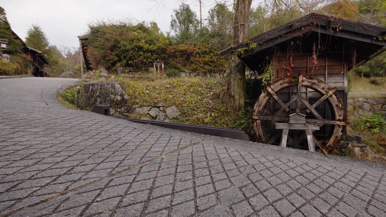 Vecchio mulino ad acqua sul fianco della collina in una strada del sentiero Nakasendo a Tsumago, Giappone