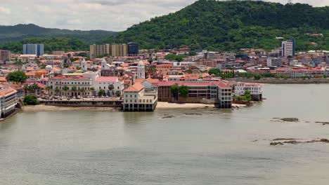 Panama-Casco-Antiguo-Und-Die-Americas-Bridge-Im-Hintergrund