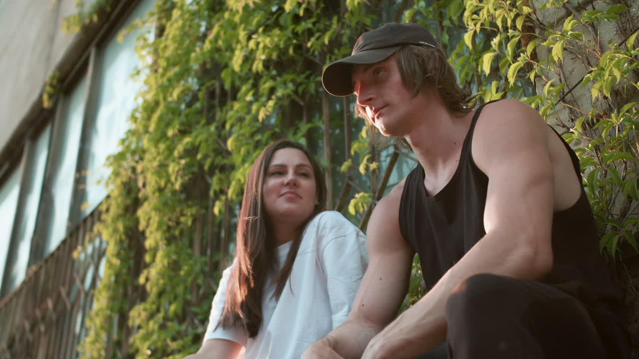 친구들이 야외에서 얘기하는 것