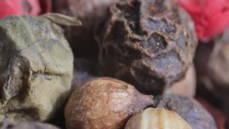 granos de pimienta o mezcla de pimientas especias. pimienta picante roja, blanca, negra y verde súper macro de cerca