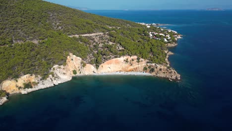 una vista aérea de una playa aislada en grecia